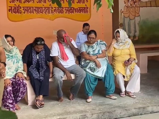 एनकाउंटर के 5 दिन बाद बदमाश रोमिल वोहरा का अंतिम संस्कार, पिता क्या बोले? एनकाउंटर के 5 दिन बाद बदमाश रोमिल वोहरा का अंतिम संस्कार, पिता क्या बोले?