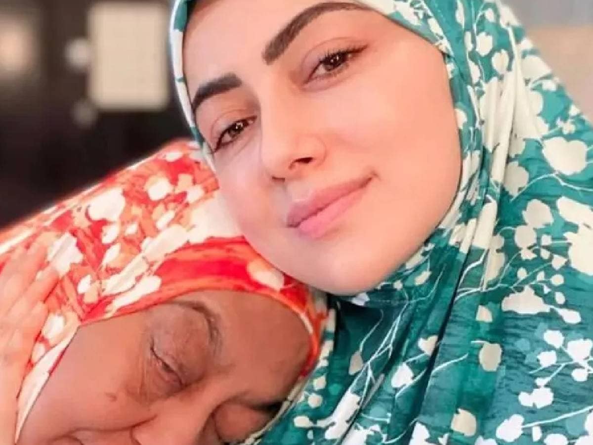 Bigg Boss fame Sana Khan's mother dies, was ill for a long time Bigg Boss fame Sana Khan's mother dies, was ill for a long time