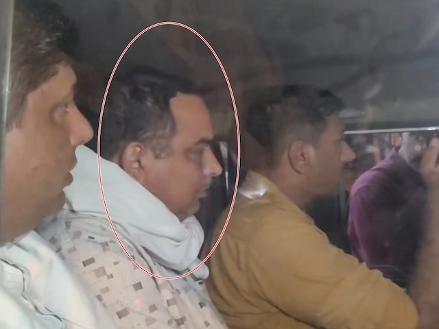 भारी भरकम सैलरी फिर भी नहीं भरा पेट, रिश्वत लेते हुए SDO गिरफ्तार भारी भरकम सैलरी फिर भी नहीं भरा पेट, रिश्वत लेते हुए SDO गिरफ्तार