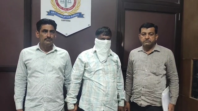 हरियाणा पुलिस के एसआई ने चंद सिक्कों के लिए बेचा ईमान, रिश्वत लेते गिरफ्तार