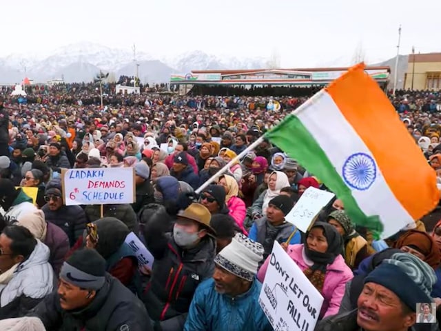 लद्दाख में ST को 85% रिजर्वेशन, जानें मोदी सरकार ने क्यों लिया ये फैसला? लद्दाख में ST को 85% रिजर्वेशन, जानें मोदी सरकार ने क्यों लिया ये फैसला?
