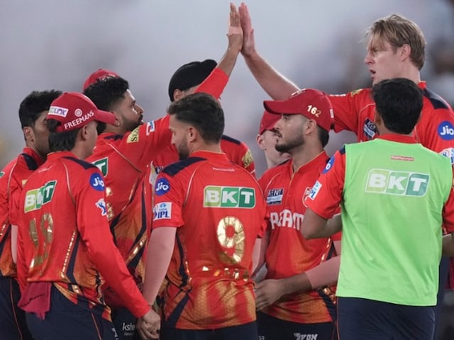 आरसीबी की हालत खराब, आरसीबी के कप्तान भी घुटने टेक लौटे वापस आरसीबी की हालत खराब, आरसीबी के कप्तान भी घुटने टेक लौटे वापस