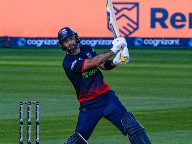13 sixes came at number six, Maxwell of the opposing team blows parrots 13 sixes came at number six, Maxwell of the opposing team blows parrots