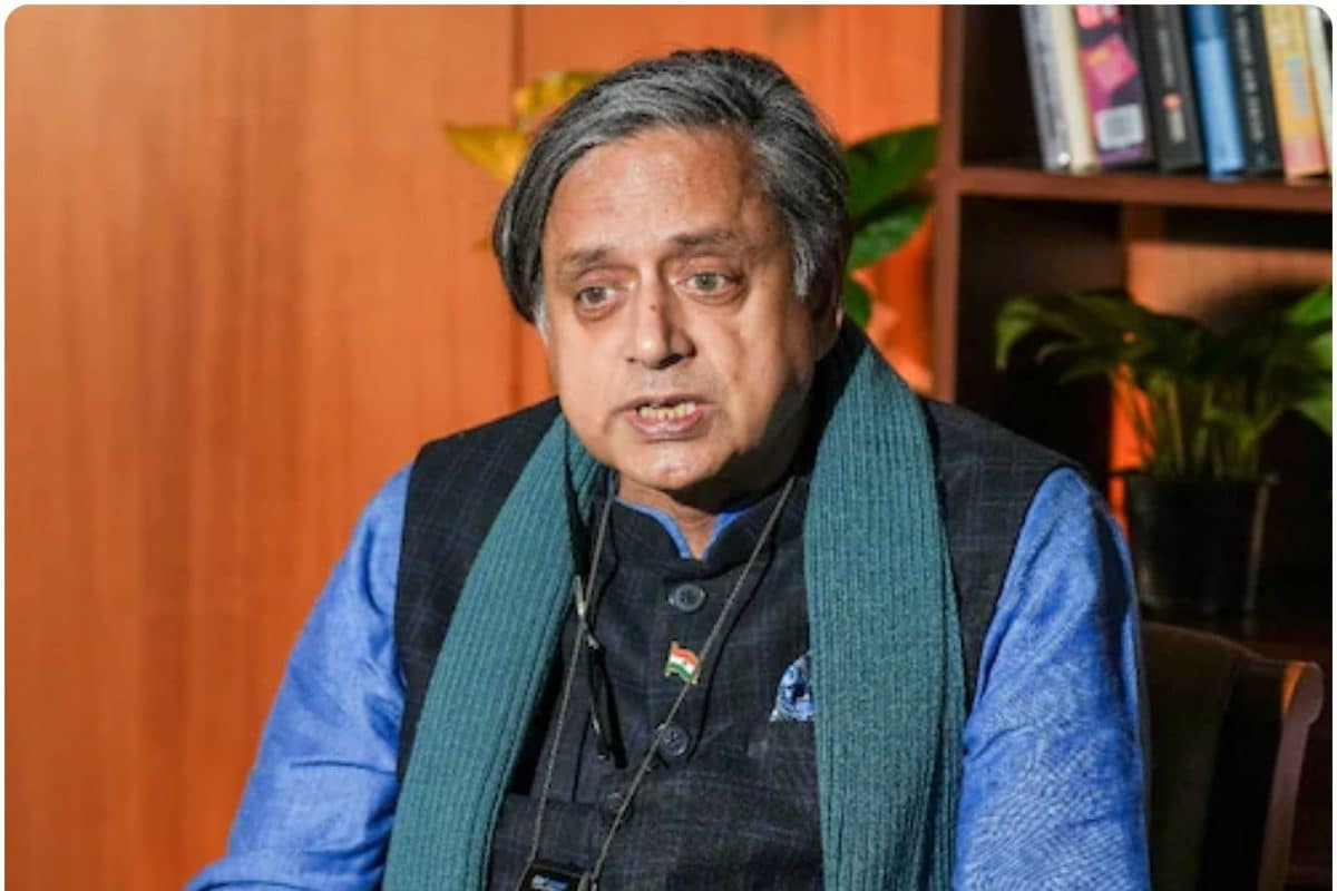 इंदिरा के बेटे संजय ने जबरन नसबंदियां कराईंइमरजेंसी पर थरूर ने किसे घेरा