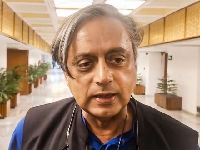 बाप-बेटे की जोड़ी ने प्रेस कॉन्फ्रेंस में मचाया तहलका, पाक पर जमकर बरसे थरूर बाप-बेटे की जोड़ी ने प्रेस कॉन्फ्रेंस में मचाया तहलका, पाक पर जमकर बरसे थरूर