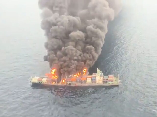केरल तट पर डूब रहे सिंगापुर के जहाज में क्या था जो आग की लपटें नहीं थम रहीं?