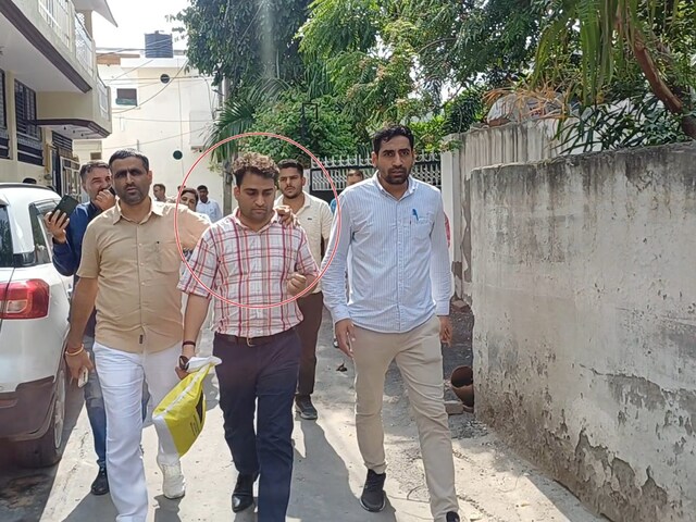 हरियाणा: डीसी के पीए को 350000 रुपये की रिश्वत लेते हुए गिरफ्तार किया गया, जिसे निवास पर गिरफ्तार किया गया