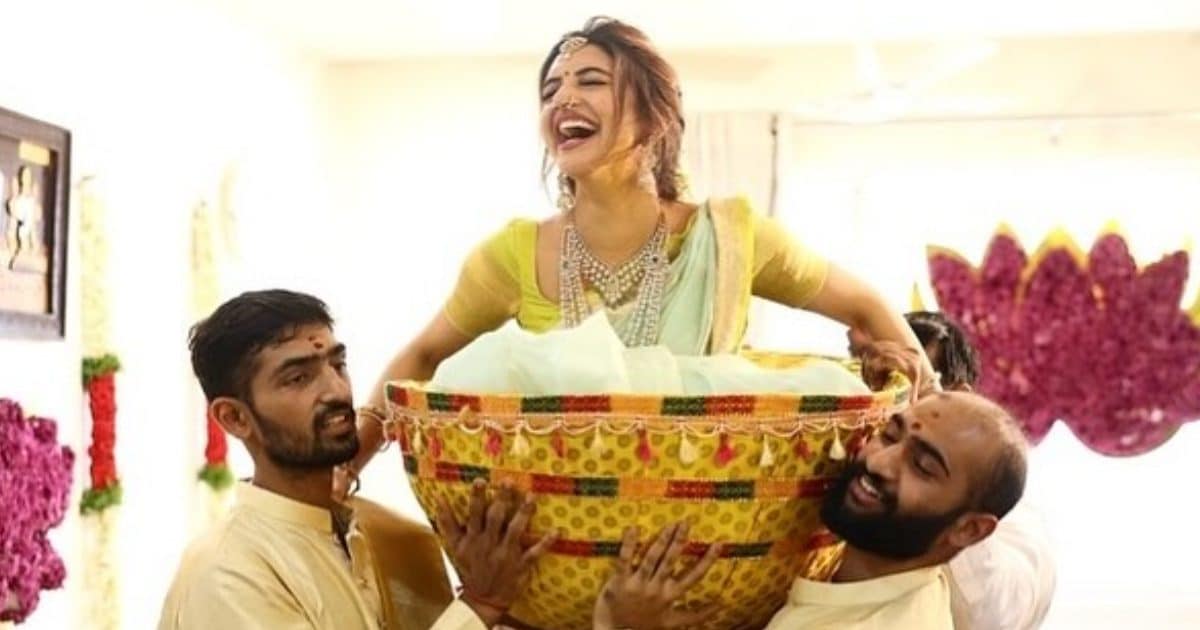23 साल की श्रीलीला कंधें पर बैठाकर ले जाते दिखे लोग, लोगों नें दी सगाई की बधाई, क्या है वायरल PICS की सच्चाई?