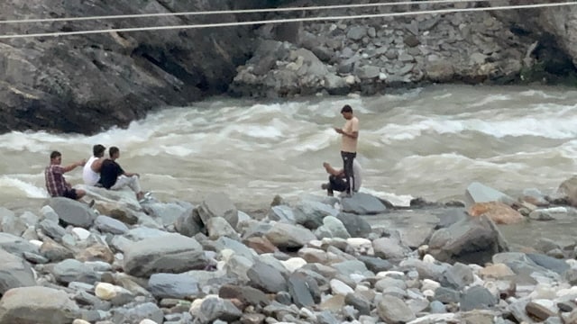 टूरिस्ट नहीं मान रहे! उफनती ब्यास नदी के किनारे पहुंचाई थार, कटा चालान
