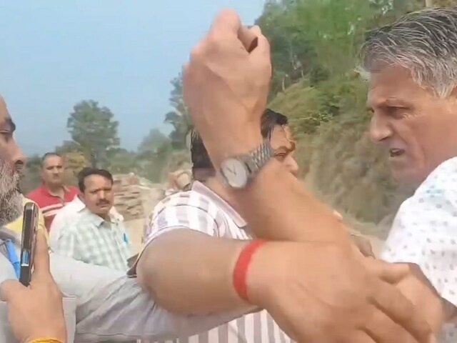 SDM के सामने कंपनी मैनेजर ने ग्रामीणों को दिखाई धौंस, लोगों ने मौके से भगाया