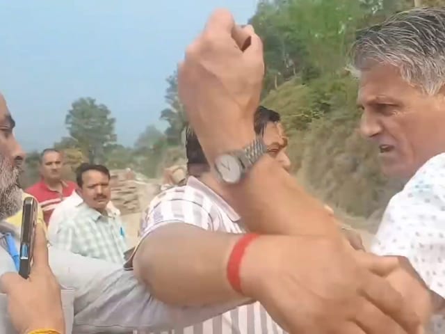 SDM के सामने कंपनी मैनेजर ने ग्रामीणों को दिखाई धौंस, लोगों ने मौके से भगाया SDM के सामने कंपनी मैनेजर ने ग्रामीणों को दिखाई धौंस, लोगों ने मौके से भगाया