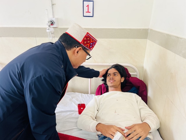 मां की मौत, घायल पिता AIIMS रेफर और जुड़वां सहित 3 बच्चों के दादा की बेबसी मां की मौत, घायल पिता AIIMS रेफर और जुड़वां सहित 3 बच्चों के दादा की बेबसी