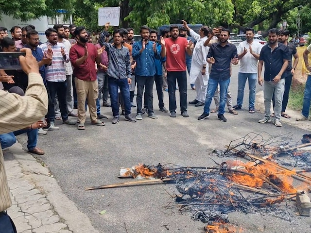 डॉ। रवि शर्मा की मृत्यु, अलग -अलग पोस्टमार्टम रिपोर्ट के कारण, डॉक्टर्स स्ट्राइक जारी है डॉ। रवि शर्मा की मृत्यु, अलग -अलग पोस्टमार्टम रिपोर्ट के कारण, डॉक्टर्स स्ट्राइक जारी है