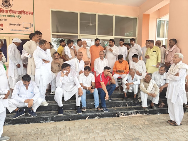 'सॉरी ... कमरा नहीं खोल सकता ...', भाजपा विधायक, बीडीपीओ पर बैठे, एक धरना पर बैठे 'सॉरी ... कमरा नहीं खोल सकता ...', भाजपा विधायक, बीडीपीओ पर बैठे, एक धरना पर बैठे