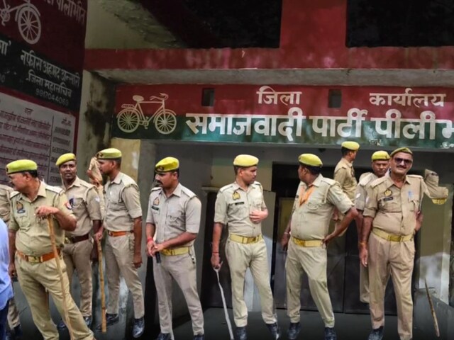 Police of 7 police stations standing outside the SP office, 200 soldiers have been looked at ..