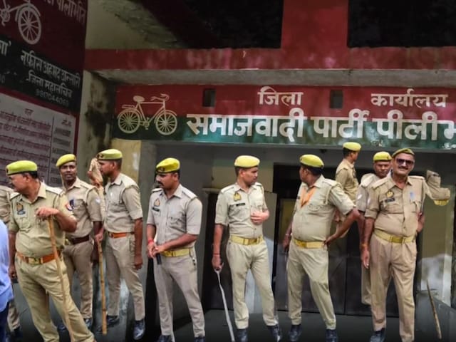 Police of 7 police stations standing outside the SP office, 200 soldiers have been looked at .. Police of 7 police stations standing outside the SP office, 200 soldiers have been looked at ..