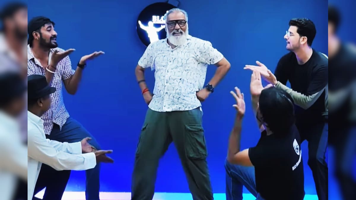 VIDEO: बीच में दिख रहे मास्टर साहब अकेले पड़ गए सब पर भारी, किया ऐसा डांस झूम उठा इंटरनेट