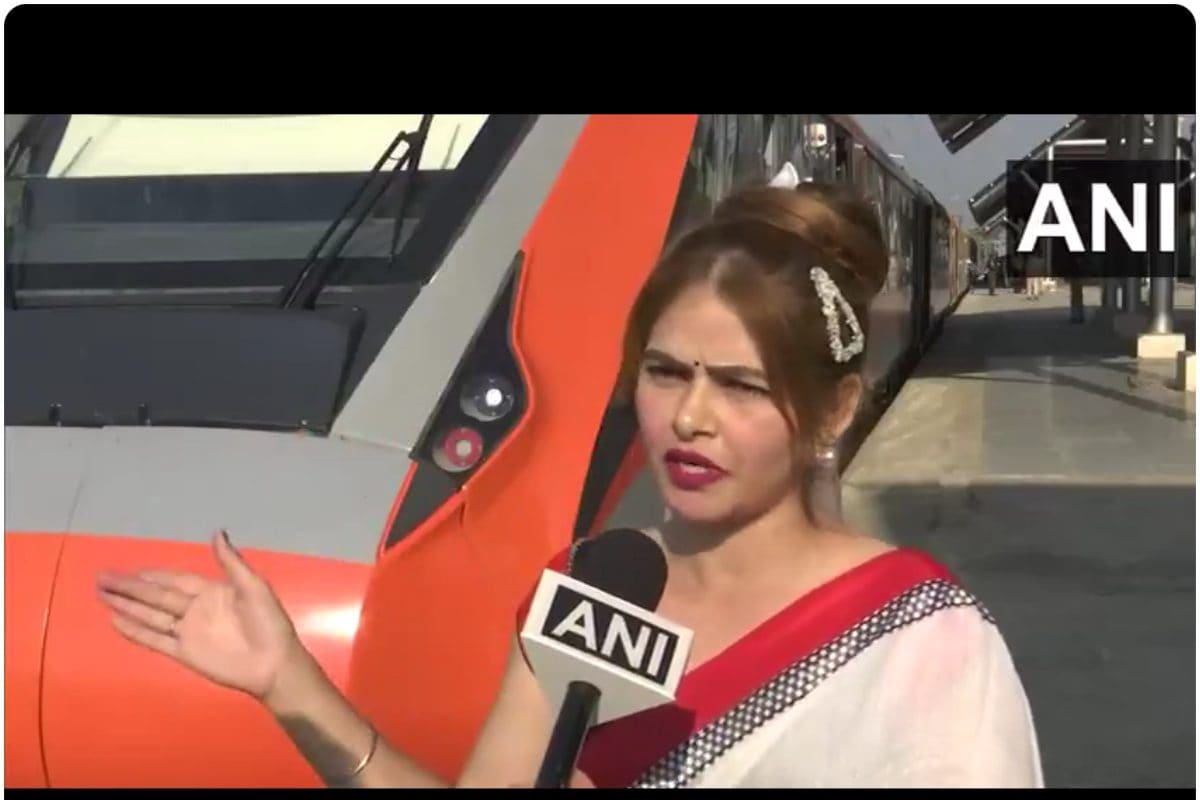 VIDEO: कश्मीर की पहली वंदे भारत एक्सप्रेस ट्रेन शुरू श्रीनगर से कटरा जा रही यात्री ने क्या कहा