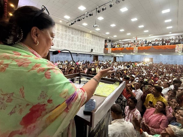 वसुंधरा राजे का सख्त संदेश- BJP मेरा घर, मैं उन्हीं राजमाता की बेटी हूं जो... वसुंधरा राजे का सख्त संदेश- BJP मेरा घर, मैं उन्हीं राजमाता की बेटी हूं जो...