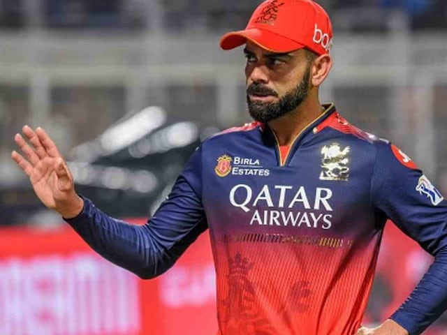 Final से पहले विराट के रेस्टोरेंट में पहुंचे पुजारी, RCB की जीत के पढ़े मंत्र Final से पहले विराट के रेस्टोरेंट में पहुंचे पुजारी, RCB की जीत के पढ़े मंत्र