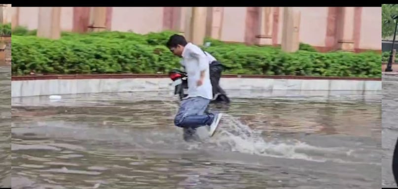 JHAJJHAM RAINS ने जयपुर में आपदा पैदा की, सड़कों पर भारी जलभराव जीवन को परेशान किया 3 WhatsApp Image 2025 06 20 at 16.13.14 1 1 2025 06 3a02792a3aad0d5ff2b637f4236a0161