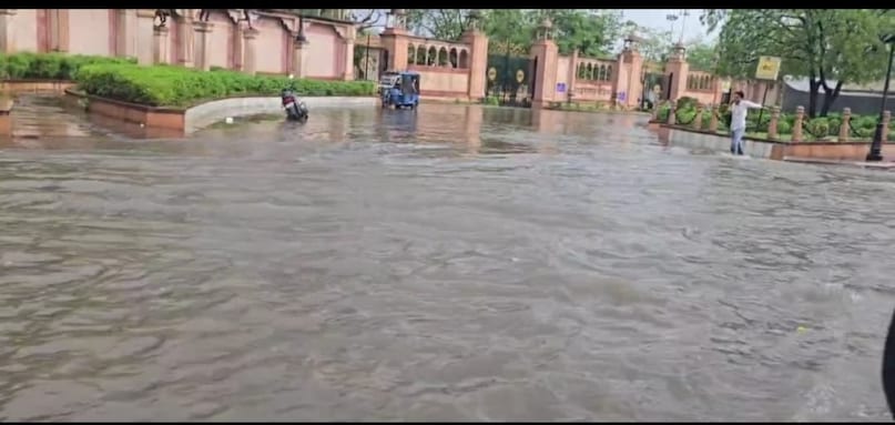 JHAJJHAM RAINS ने जयपुर में आपदा पैदा की, सड़कों पर भारी जलभराव जीवन को परेशान किया 5 WhatsApp Image 2025 06 20 at 16.13.14 1 2025 06 180706bb1961bc570afed908913c0b22