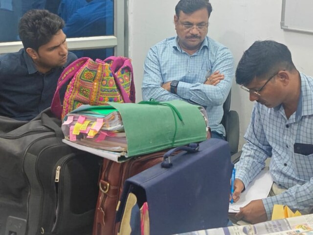 अपने स्वयं के अधिकारी के खिलाफ ACB कार्रवाई, वाहन से बरामद 9.50 लाख
