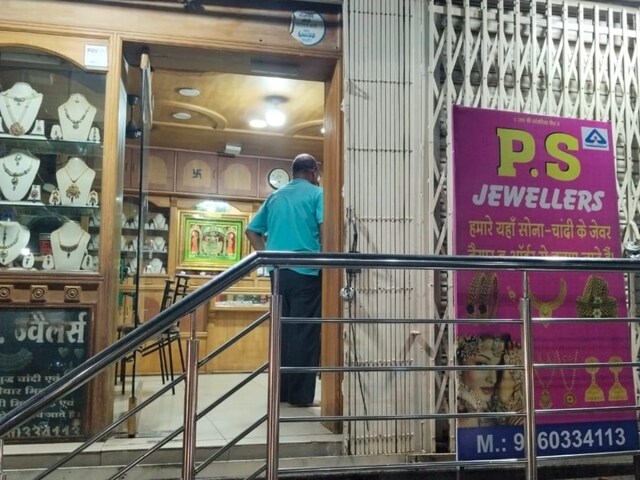 6 मिनट में आभूषण कारखाने से चोरी की गई डेढ़ करोड़, CCTV में कैद अपराध