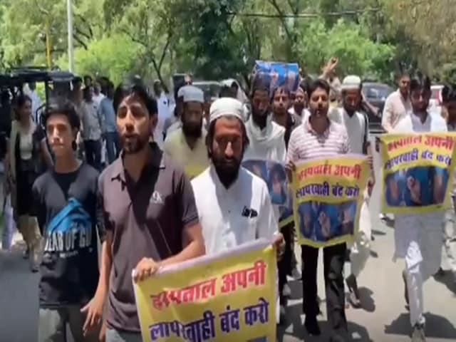 डिलीवरी के दौरान डॉक्टर्स ने महिला के पेट में छोड़ की पट्टी, SP से शिकायत डिलीवरी के दौरान डॉक्टर्स ने महिला के पेट में छोड़ की पट्टी, SP से शिकायत
