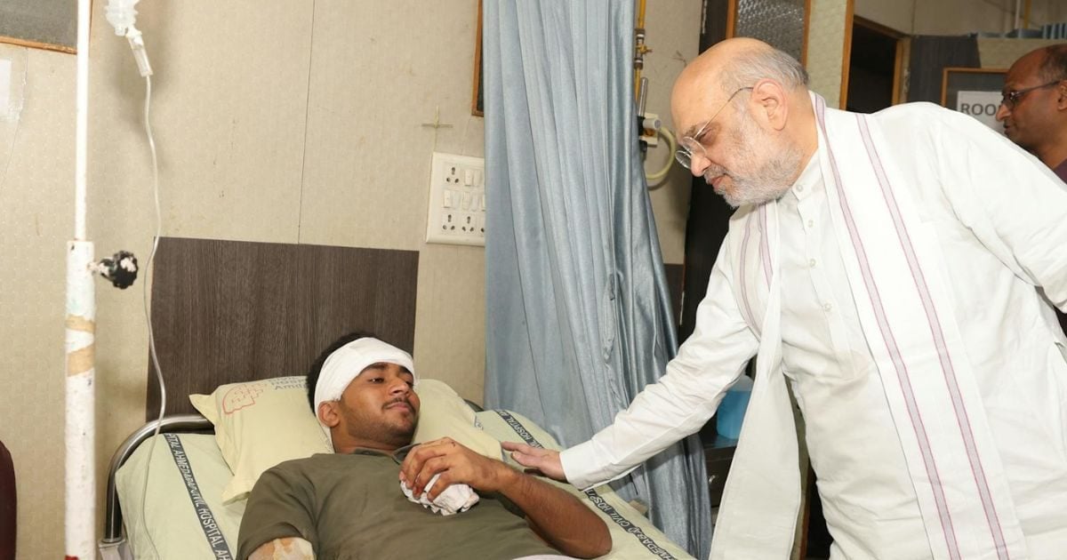 एयर इंडिया क्रैश: पीएम मोदी ने बचे यात्री रमेश से मुलाकात की.
