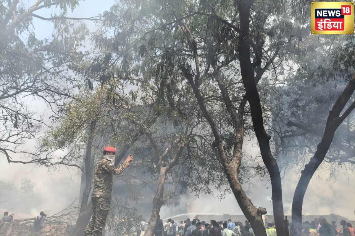 Ahmedabad Plane Crash Ground Report: आग धुआंऔर मलबे में जिंदा यात्रियों को तलाशते लोग