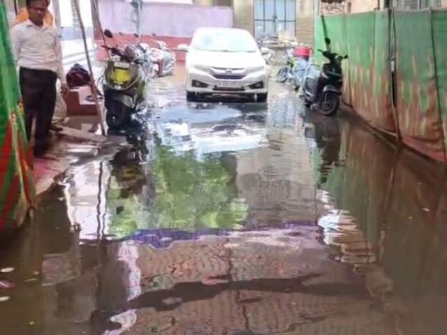 बारिश के 20 मिनट में बाढ़! हर जगह अराजकता थी बारिश के 20 मिनट में बाढ़! हर जगह अराजकता थी