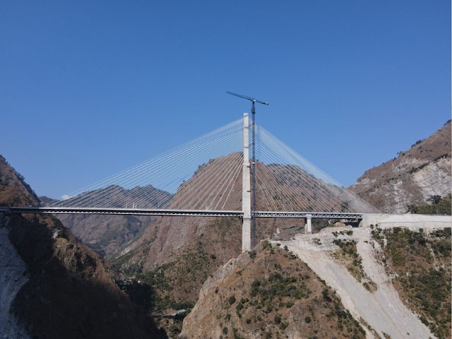 कोंकण रेलवे को हाथों से बनाना पड़ा हेलीपैड, वजह जानें कोंकण रेलवे को हाथों से बनाना पड़ा हेलीपैड, वजह जानें