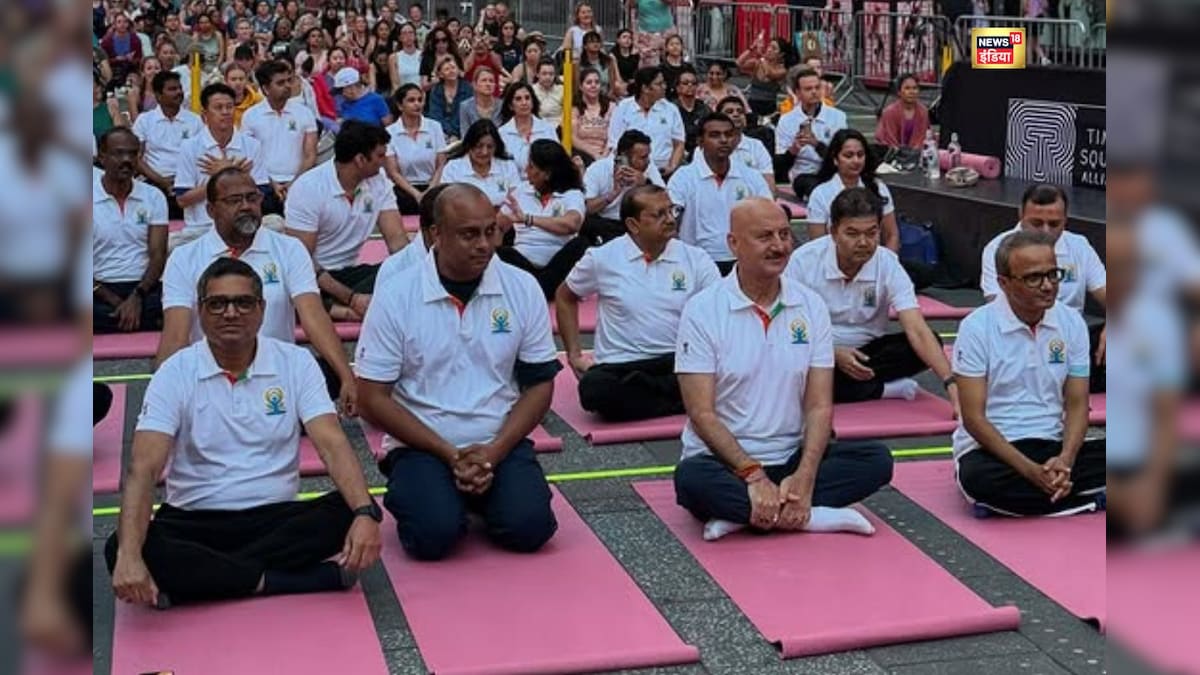अनुपम खेर ने टाइम्स स्क्वायर में किया योग, भारत को रिप्रेजेंट करने पर जताई खुशी