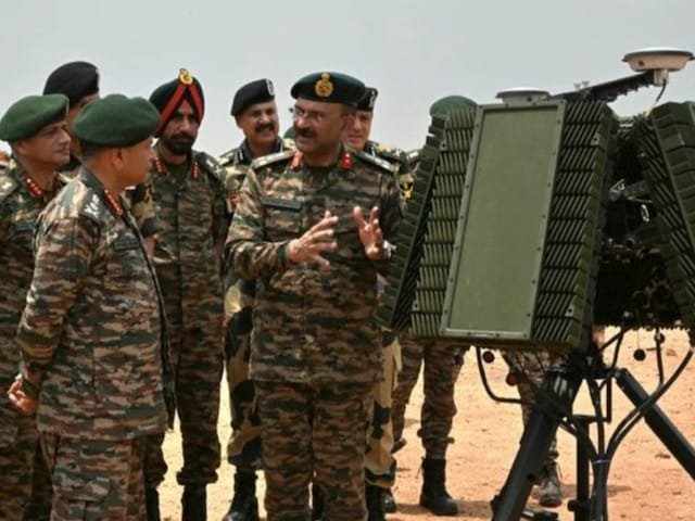 ऑपरेशन सिंदूर के बाद से सेना की तैयारी तेज, स्वादेशी हथियारों का ट्रायल जारी ऑपरेशन सिंदूर के बाद से सेना की तैयारी तेज, स्वादेशी हथियारों का ट्रायल जारी