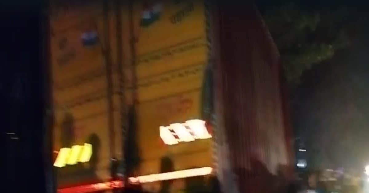 Ballia News: बलिया में शराबी ड्राइवर ने मचाया कोहराम, 20KM तक बेकाबू होकर दौड़ाया ट्रक, कई लोगों को रौंदा