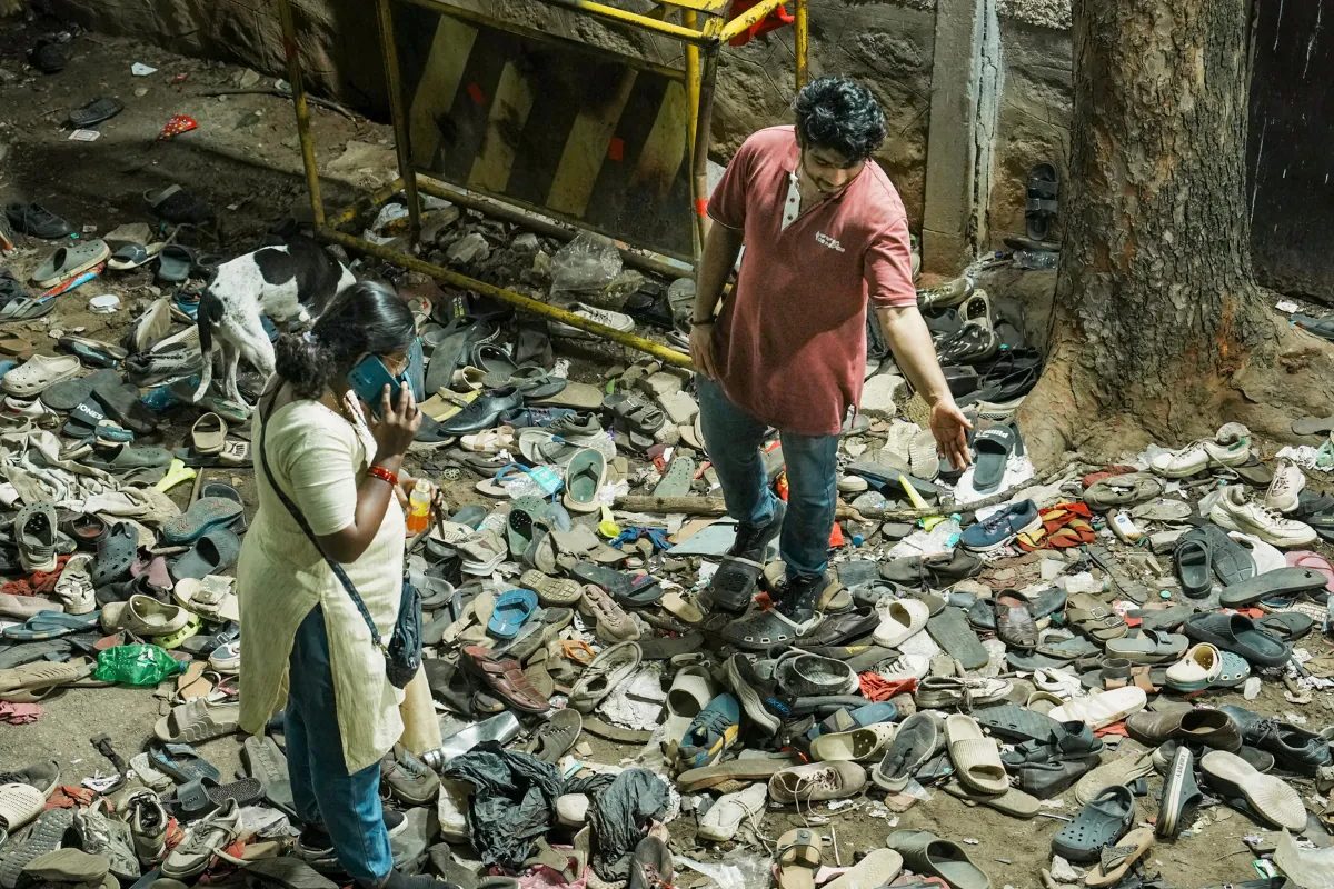 कोई हथेली जितनी बड़ी तो किसी पर खून! भगदड़ के बाद 150 बैग भरकर निकले