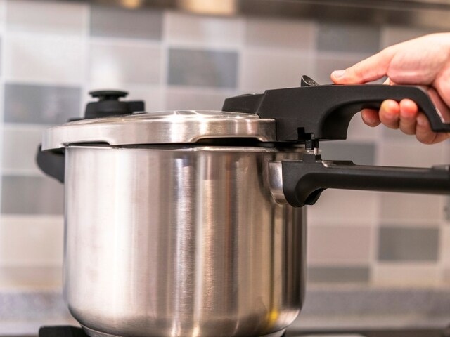 चावल प्रेशर कुकर में पकाने चाहिए या पतीले में? सेहत के लिए क्या फायदेमंद