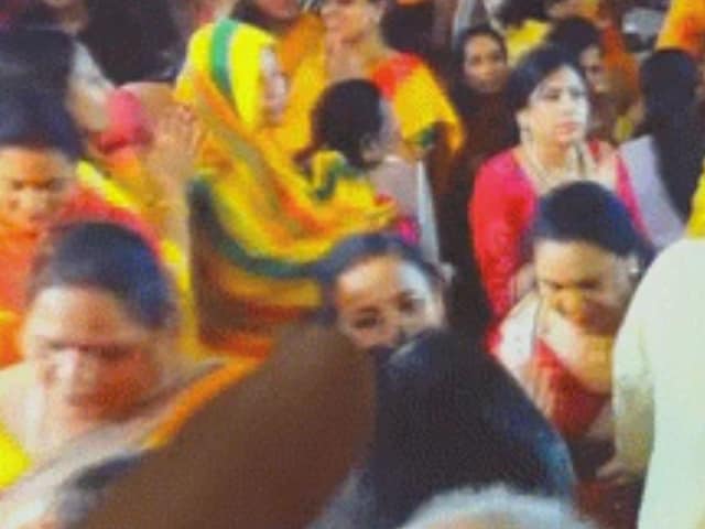 3 महिलाएं भगवान की कहानी सुनने के लिए आईं, गर्दन को देखा, लाखों लूटे! 3 महिलाएं भगवान की कहानी सुनने के लिए आईं, गर्दन को देखा, लाखों लूटे!