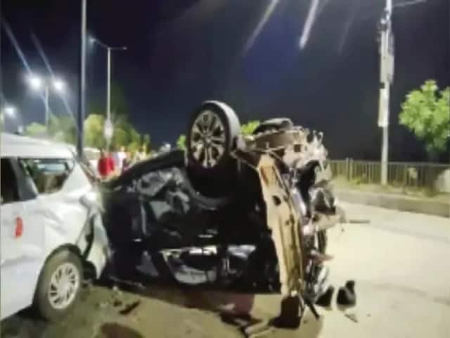 कार राजमार्ग पर हवा में बात कर रही थी, फिर ड्राइवर को बुलाया गया और एक को मार दिया गया कार राजमार्ग पर हवा में बात कर रही थी, फिर ड्राइवर को बुलाया गया और एक को मार दिया गया