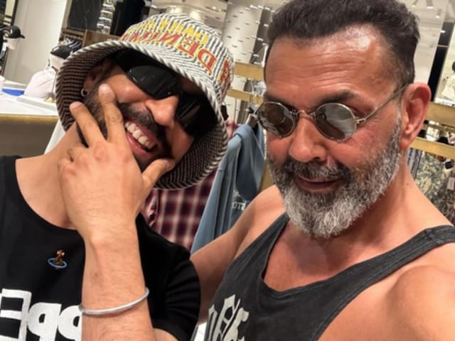 एक तरफ बुरी तरह ट्रोल हो रहे दिलजीत दोसांझ, दूसरी ओर बॉबी देओल संग की मुलाकात एक तरफ बुरी तरह ट्रोल हो रहे दिलजीत दोसांझ, दूसरी ओर बॉबी देओल संग की मुलाकात