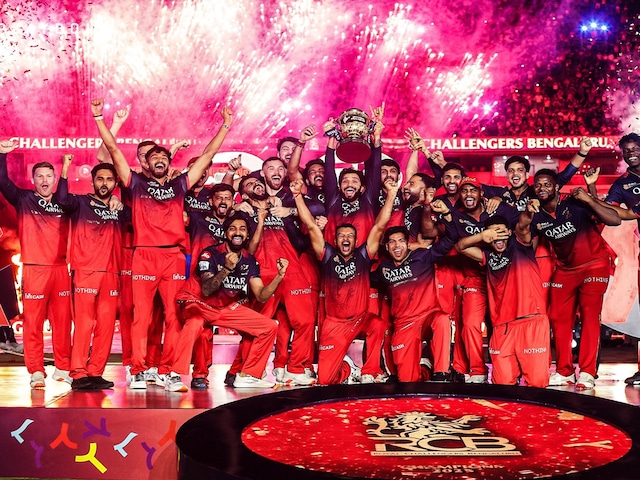 IPL चैंपियन बनने पर RCB को कितने पैसे मिले? PBKS और मुंबई की भी लगी लॉटरी IPL चैंपियन बनने पर RCB को कितने पैसे मिले? PBKS और मुंबई की भी लगी लॉटरी
