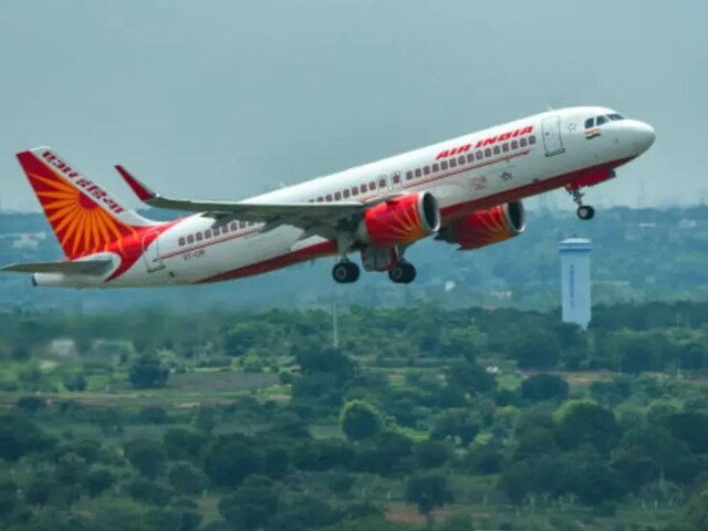 एयर इंडिया के टिकट खरीदे, विमान में शराब पीना, एयर होस्टेस को बुलाया और छुआ!