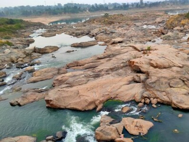 The river where blood flows more than water! The red edge flows on the rocks