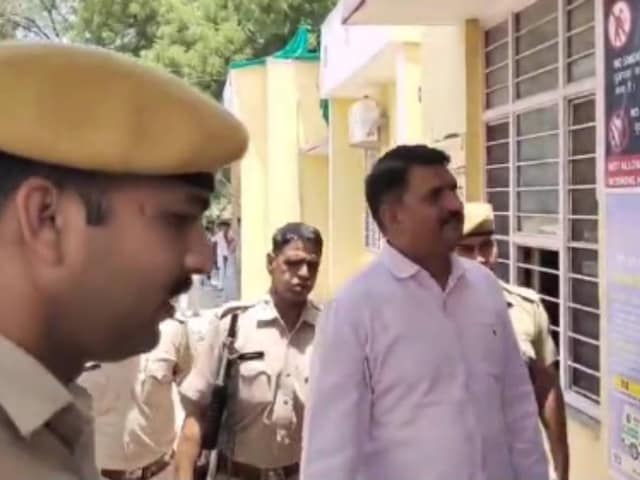 कांग्रेस को भाजपा के पूर्व विधायक कनवारलाल मीना की 'मर्सी' याचिका पर गुस्सा आया कांग्रेस को भाजपा के पूर्व विधायक कनवारलाल मीना की 'मर्सी' याचिका पर गुस्सा आया