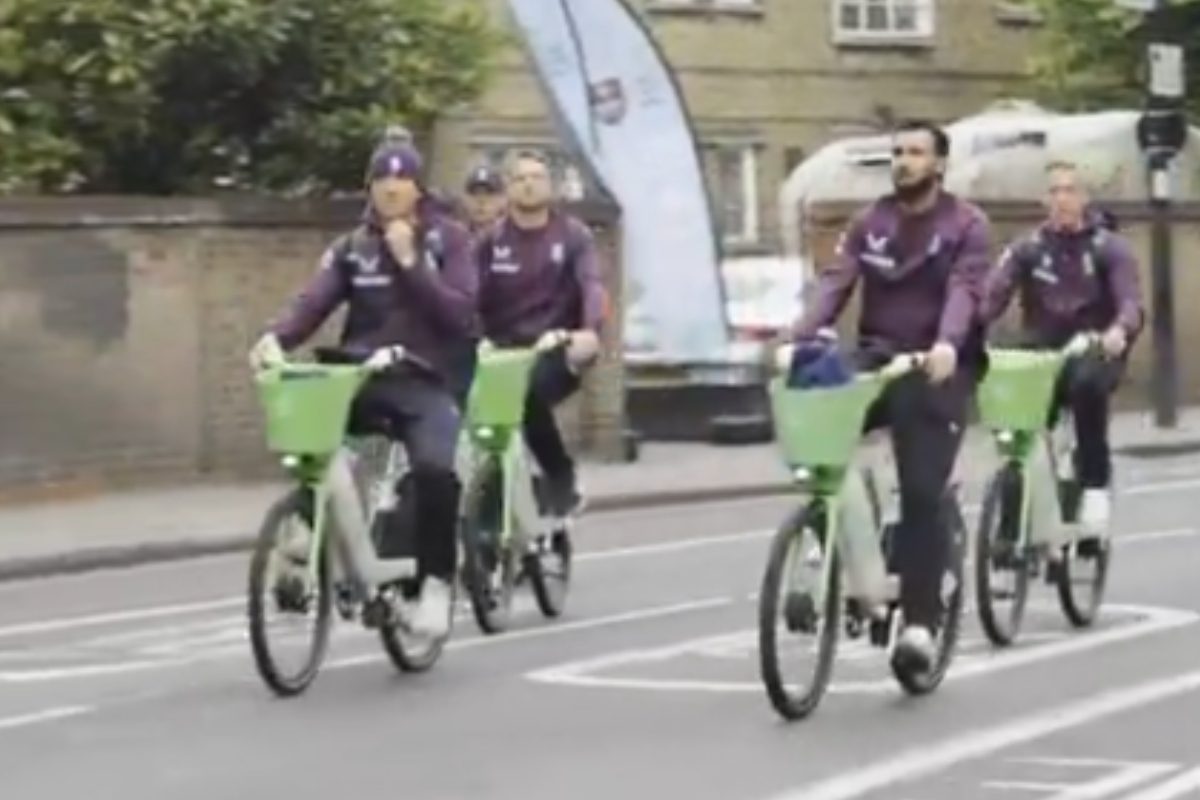 ऐसा पहली बार हुआ है... मैच से पहले साइकिल चलाकर स्टेडियम पहुंचे क्रिकेटर्स