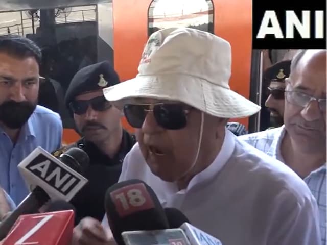 खीर भवानी के बाद वैष्णव देवी दरबार पहुंचे फारुक अब्दुला, पोतों ने भी की पूजा