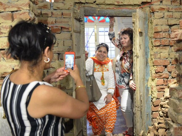 फ्लैट में 5 विदेशी लड़कियां थीं, अंदर केवल एक आदमी था, पुलिस ने दस्तक से उड़ान भरी