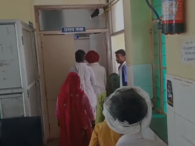 जिला अस्पताल एक पाखंडी बाबा का आधार बन जाता है! परिवार को आत्मा लेने के लिए डिलीवरी रूम में प्रवेश किया जिला अस्पताल एक पाखंडी बाबा का आधार बन जाता है! परिवार को आत्मा लेने के लिए डिलीवरी रूम में प्रवेश किया