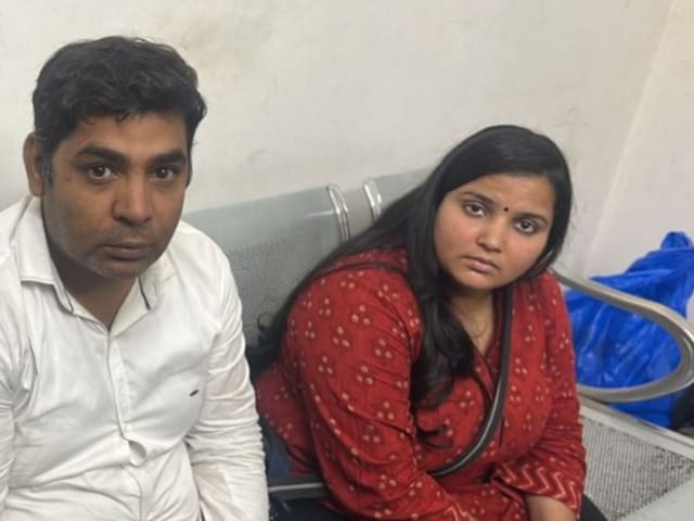 टिप टॉप बन दुकान पहुंची युवती, बोली- मैं GST अधिकारी, सच्चाई जान पुलिस हैरान टिप टॉप बन दुकान पहुंची युवती, बोली- मैं GST अधिकारी, सच्चाई जान पुलिस हैरान